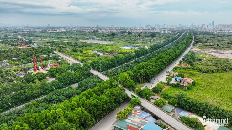 Cầu vượt Song Phương bắc ngang qua đại lộ Thăng Long là một trong những lối dẫn vào xã Tiền Yên, huyện Hoài Đức (Hà Nội) - nơi vừa diễn ra phiên đấu giá 19 thửa đất tại thôn Lòng Khúc, kéo dài 19 tiếng và kết thúc với giá trúng một số lô cao gấp gần 20 lần giá khởi điểm. 