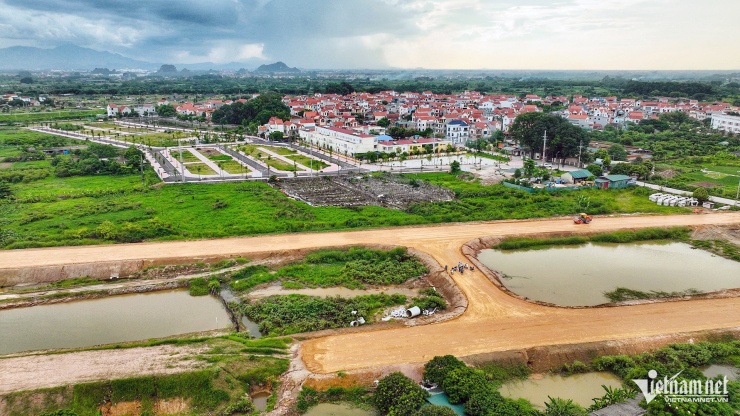 Khu đất này nằm ngay bên trục đường Vành đai 4 đang thi công, cách chưa đầy 100m. 