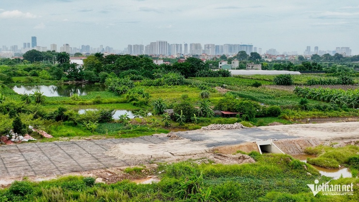 Từ đường Vành đai 4 có thể nhìn thấy các cao ốc, chung cư ở trung tâm Thủ đô không xa. Khoảng cách từ đây lưu thông về quận gần nhất là 20km, đi trên đại lộ Thăng Long.