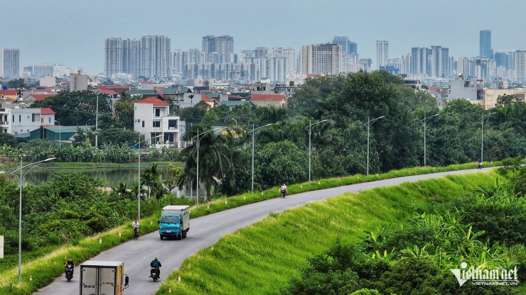 Ở chiều ngược lại, sau khi qua cầu vượt, các phương tiện đi trên các đê Song Phương, đê Tiền Lệ để vào thôn Lòng Khúc, xã Tiền Yên, nơi có khu đất đang gây sốt.