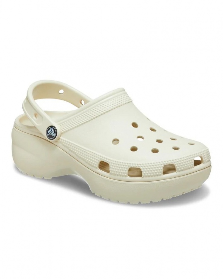 Để phối cùng túi xách cao cấp, 'phu nhân hào môn' chọn đôi giày sục Crocs có giá khoảng 1,8 triệu đồng.