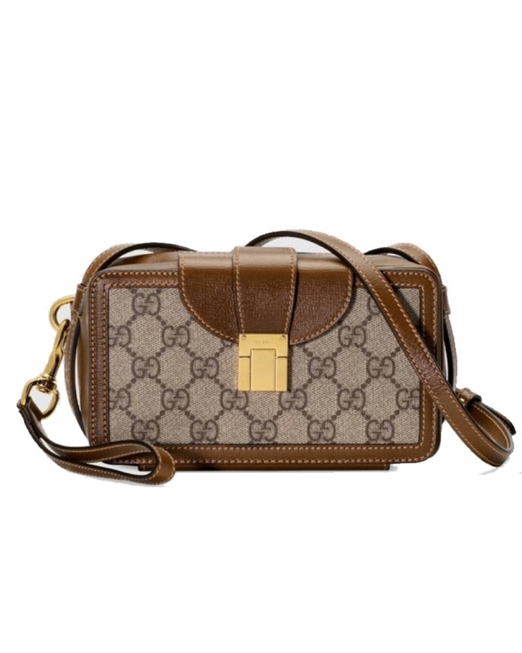 Thiết kế Gucci GG mini bag của người đẹp có giá bán 1.350 USD (khoảng 34 triệu đồng); được làm từ chất liệu canvas kết hợp da bê màu nâu, tạo hiệu ứng vintage. Bên trong chiếc túi có ngăn đựng thẻ, ngăn khóa kéo, là sản phẩm unisex có thể dùng cho cả nam và nữ.