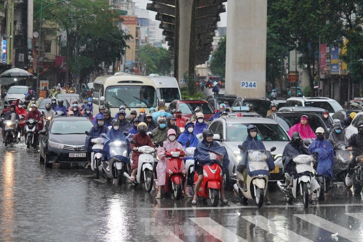 Đến sáng nay (23/8), do cơn mưa kéo dài từ đêm qua khiến các tuyến phố nội đô Hà Nội tắc cứng. Vào khung giờ cao điểm đi làm, hình ảnh từng dòng phương tiện chậm chạp di chuyển xuất hiện khắp phố Hà Nội.