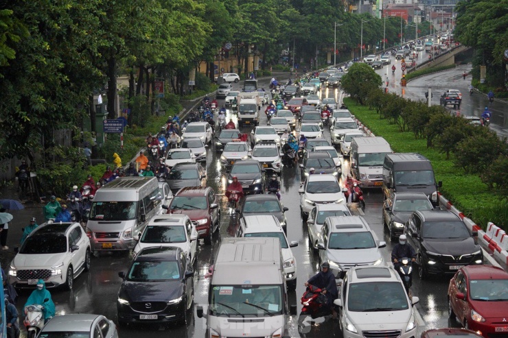 Hà Nội mưa từ đêm đến sáng, xe ùn tắc mọi ngả đường, người dân chật vật tìm đường tới công sở - 7