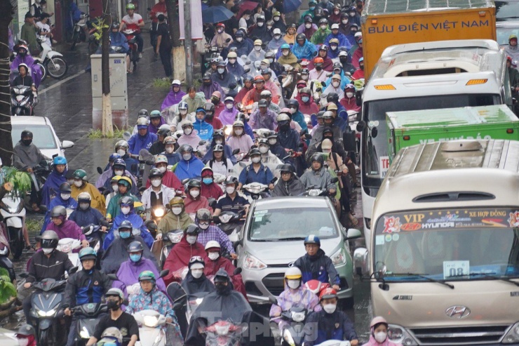 Xe máy và ôtô hoà lẫn vào nhau.