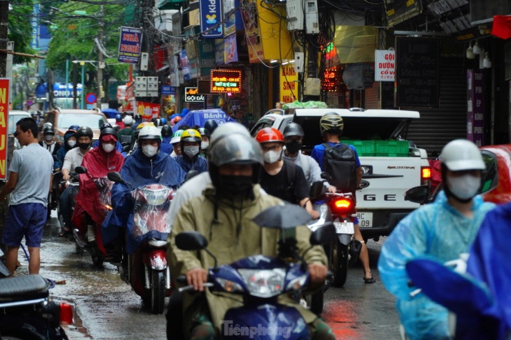 Đài Khí tượng Thuỷ văn khu vực đồng bằng và trung du Bắc Bộ nhận định, trong sáng nay, Hà Nội tiếp tục có mưa, mưa vừa, có nơi mưa to và dông. Từ chiều nay và đêm nay, Hà Nội có mưa rào rải rác và có nơi có dông. Từ ngày mai, mưa giảm.