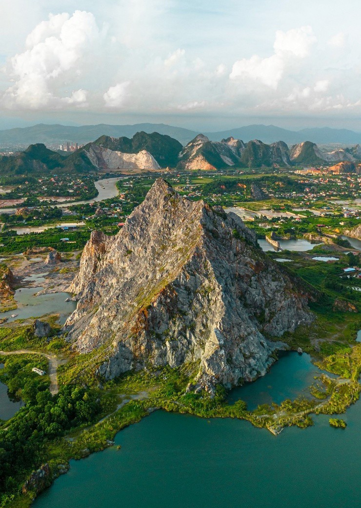 Tuyệt tình cốc ở xã An Sơn, huyện Thuỷ Nguyên, Hải Phòng. Sau khi hình ảnh này đăng tải lên mạng, rất nhiều người ngạc nhiên không nghĩ rằng đây là cảnh sắc ở Việt Nam.
