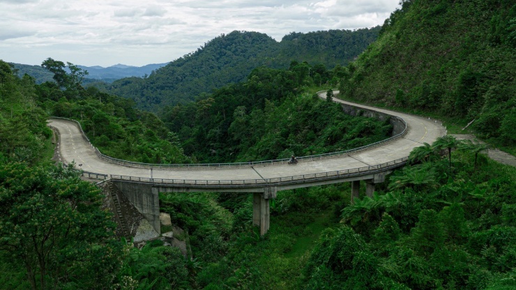 Cầu bắc qua rừng nguyên sinh Cúc Phương, Ninh Bình. Nếu ai hay đi qua đường Hồ Chí Minh sẽ thấy đây là một khung cảnh quen thuộc – nhưng với góc nhìn từ trên cao lại thấy nó đẹp hơn rất nhiều.