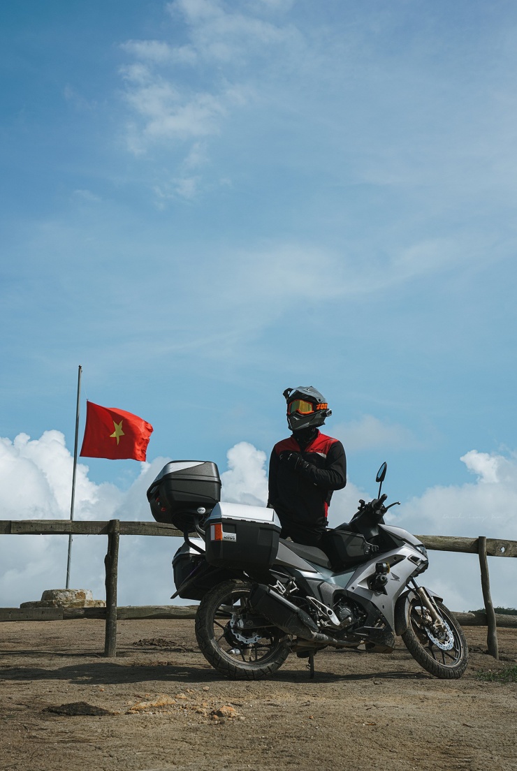 Tổ quốc trong tim – trên đỉnh Phượng Hoàng thuộc xã Bắc Sơn, Uông Bí, Quảng Ninh. Đỉnh Phượng Hoàng nổi tiếng là điểm đến của giới trẻ vào mùa cỏ cháy.