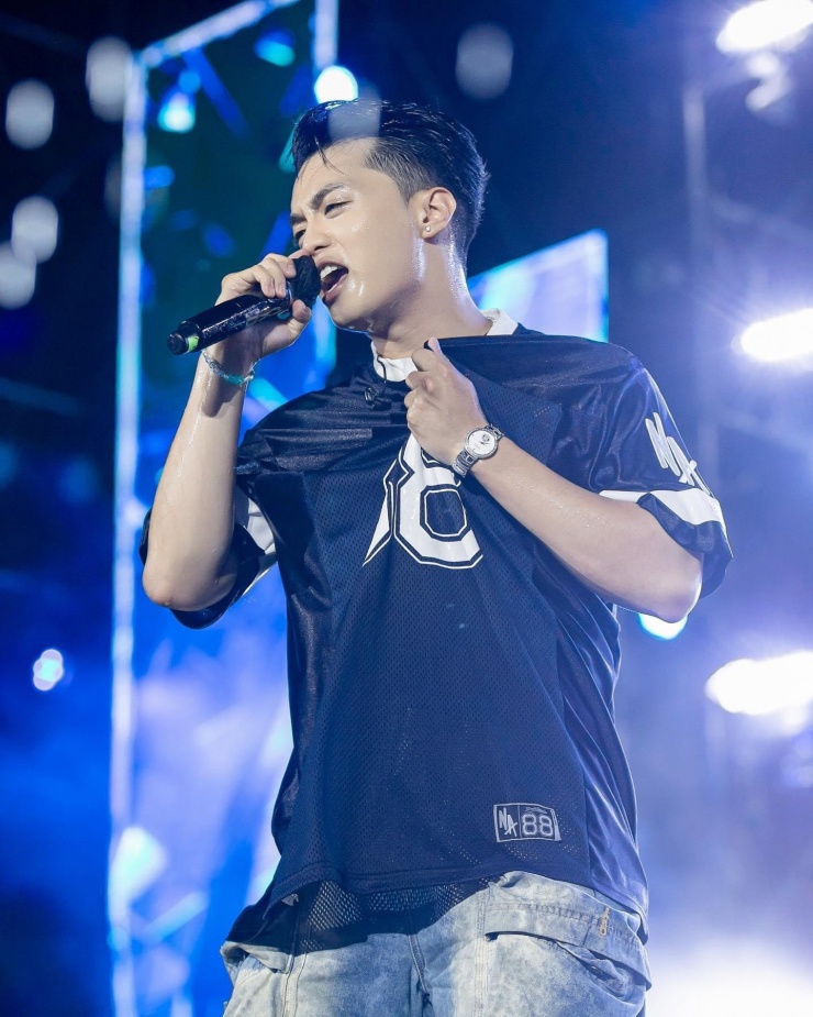 Ngoài di chuyển hát, nam rapper thường xuyên xuất hiện ở những sự kiện phong cách thấp cấp. Anh sở hữu bộ sưu tập hợp tác hồ trị giá khoảng 40 tỷ hợp tác đến từ nhiều thương hiệu nổi tiếng.