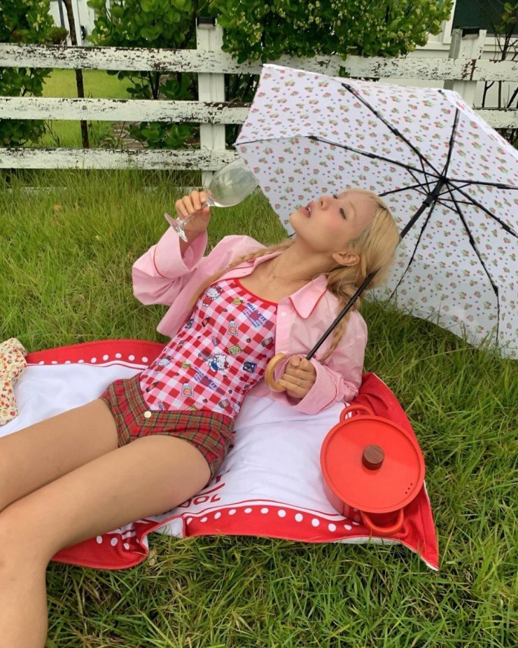 Một cô gái phối bodysuit mèo với mốt quần siêu ngắn trong chuyến picnic. Ảnh: Pinterest