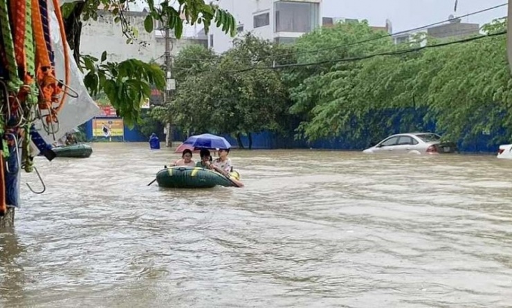 Người dân di chuyển bằng thuyền ở trung tâm TP Thái Nguyên. Ảnh: Thiệp Huỳnh