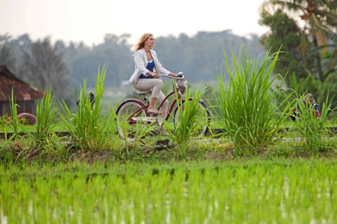 Diễn viên Julia Roberts đạp xe qua các cánh đồng trồng lúa ở Bali trong bộ phim Ăn, Cầu Nguyện và Yêu năm 2010. Ảnh: Bali ventur