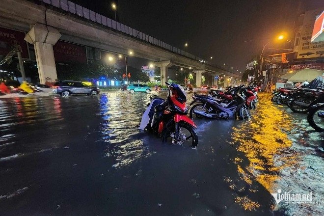 Mưa lớn gây ngập úng ở đường Nguyễn Trãi, Hà Nội vào đêm qua. Ảnh: Đình Hiếu.