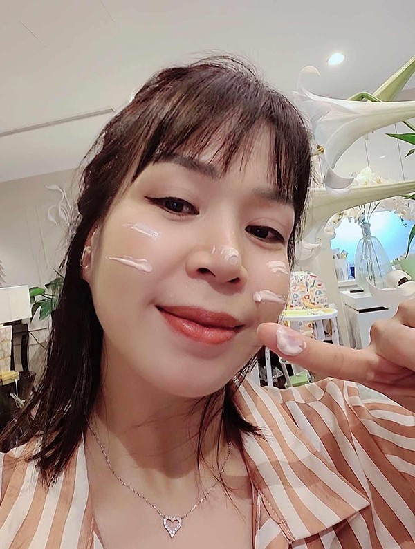 Mặt nạ mà Lan Phương hay dùng chính là loại cung cấp lượng collagen nhiều nhất. Nhờ chăm chỉ dùng loại này nên da của vợ Mạnh Trường luôn căng bóng mịn màng.