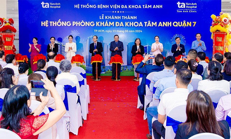 Ban lãnh đạo Bệnh viện Đa khoa Tâm Anh TP.HCM cùng khách mời cắt băng khai trương phòng khám