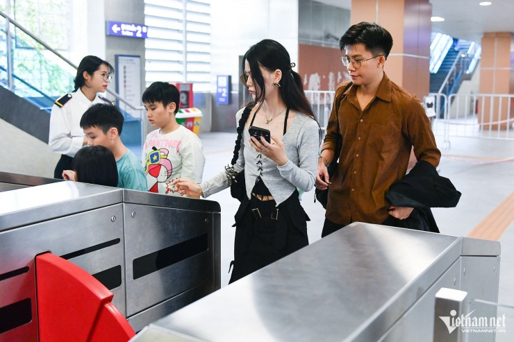 Nhiều người ở Hà Nội 'tăng bo' tới ga, đi tàu metro để tránh ùn tắc - 1