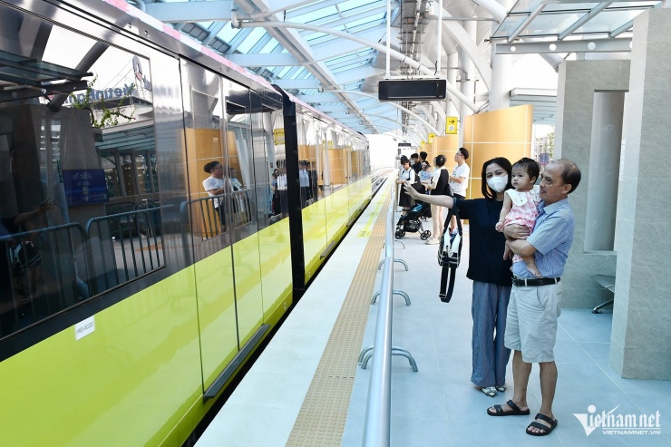 Nhiều người ở Hà Nội 'tăng bo' tới ga, đi tàu metro để tránh ùn tắc - 2