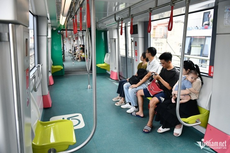 Nhiều người ở Hà Nội 'tăng bo' tới ga, đi tàu metro để tránh ùn tắc - 5