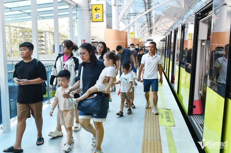 Nhiều người ở Hà Nội 'tăng bo' tới ga, đi tàu metro để tránh ùn tắc - 6