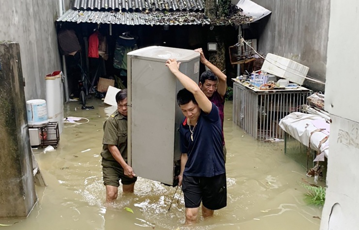 Lực lượng chức năng TP Cao Bằng hỗ trợ người dân di dời tài sản. Ảnh: Viết Tiệp 