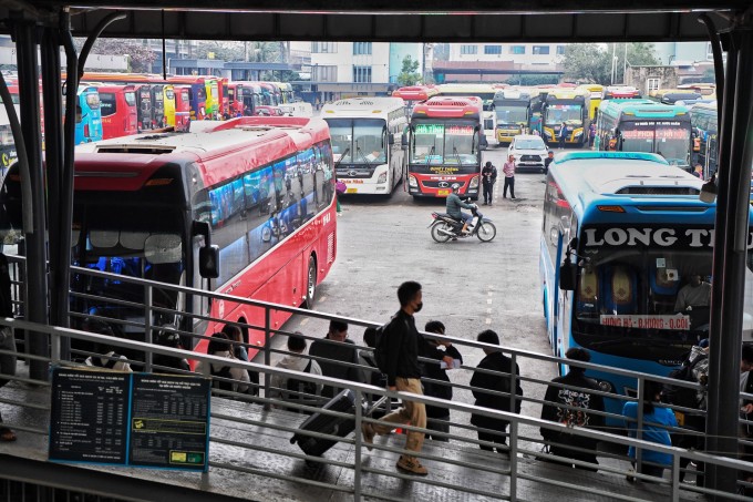 Hành khách tại bến xe Nước Ngầm, Hà Nội. Ảnh: Giang Huy