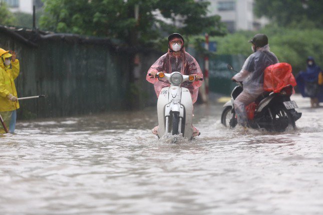 Mưa lớn tiếp tục ở miền Bắc trong hôm nay và ngày mai (24-25/8).