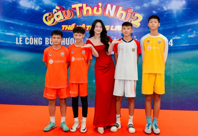 Lê Bống gây chú ý khi xuất hiện tại buổi họp báo gameshow "Cầu thủ nhí" sau tuyên bố trữ trứng ở tuổi 29.