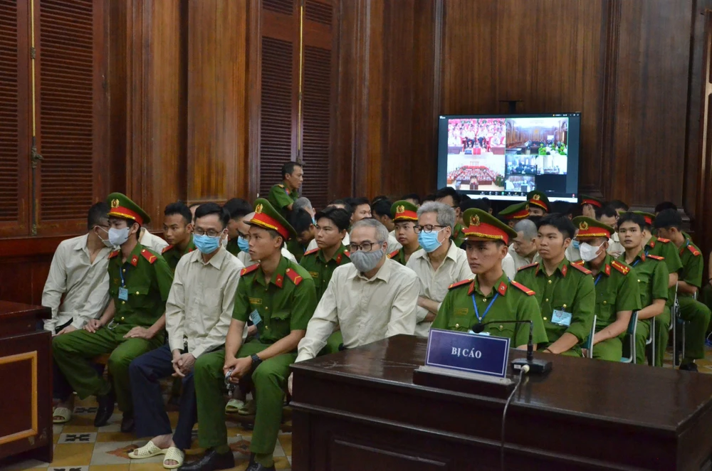 Các bị cáo trong đại án đăng kiểm tại tòa. Ảnh: SONG MAI