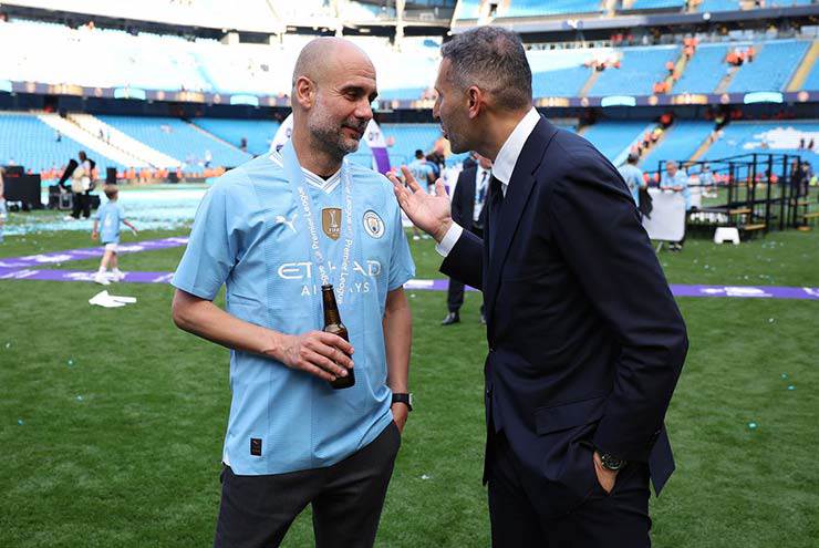 Chủ tịch Khaldoon Al Mubarak của Man City đang đề nghị Pep quyết định tương lai của mình chậm nhất là vào Giáng sinh cuối năm nay