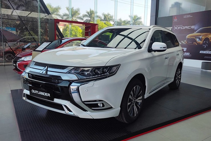 Giá xe Mitsubishi Outlander tháng 8/2024, ưu đãi 100% phí trước bạ - 1