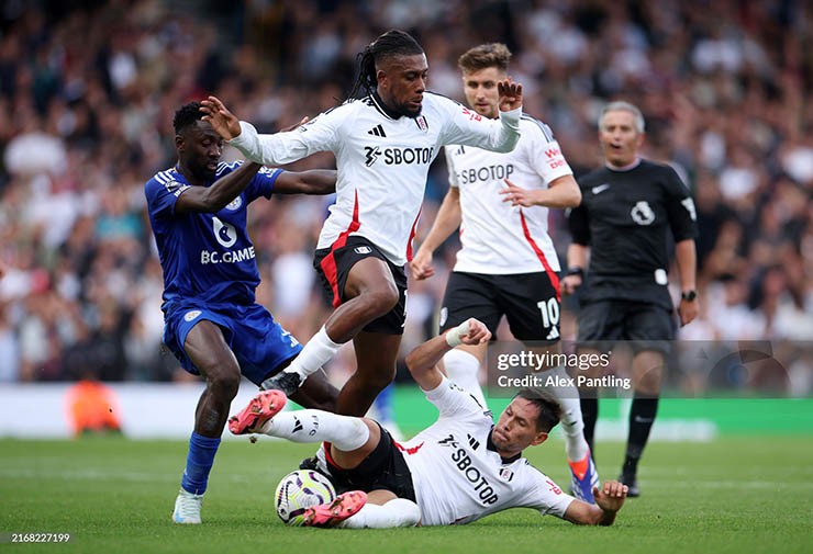 Fulham (áo trắng) chơi nỗ lực trước Leicester