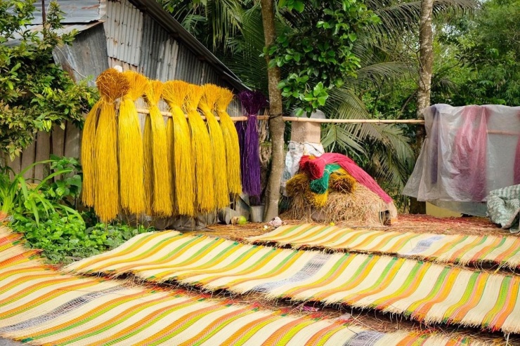 Không khó bắt gặp những bó bô lác và chiếc chiếu thô đầy màu sắc khi đặt chân đến nơi đây