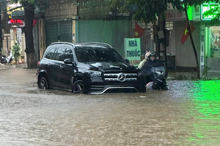 Ngoài ra, một số tuyến đường tại thành phố Hòa Bình xảy ra tình trạng ngập úng do mưa lớn.