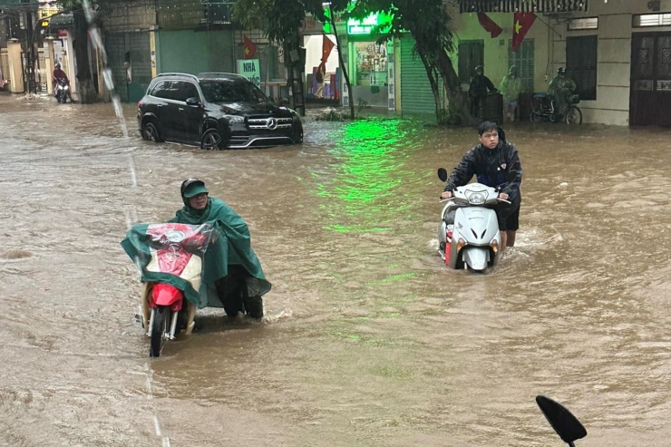 Tại đường An Dương Vương (phường Thái Bình), đường phố ngập sâu khiến nhiều phương tiện không thể di chuyển.