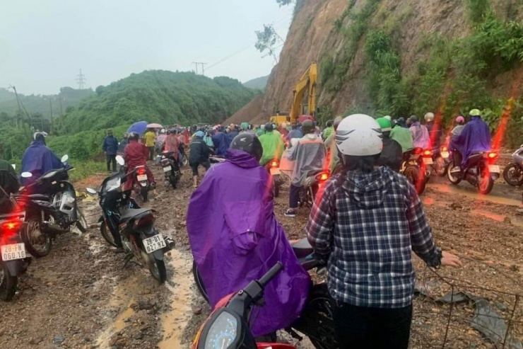 Nhiều phương tiện bắt buộc phải quay đầu.