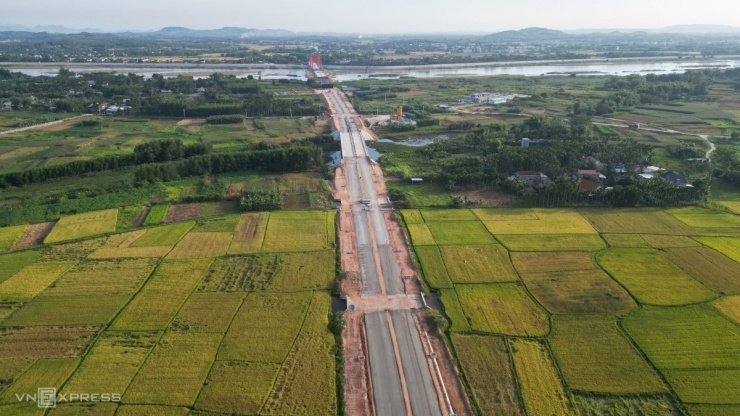 Cầu vòm thép trên sông Trà Khúc sau hai năm thi công - 8