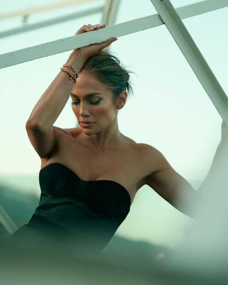 Jennifer Lopez tuân thủ chế độ tập luyện nghiêm ngặt, chăm sóc da rất kỹ để có vóc dáng đáng ngưỡng mộ cùng cơ thể săn chắc hiếm có ở tuổi 55. 