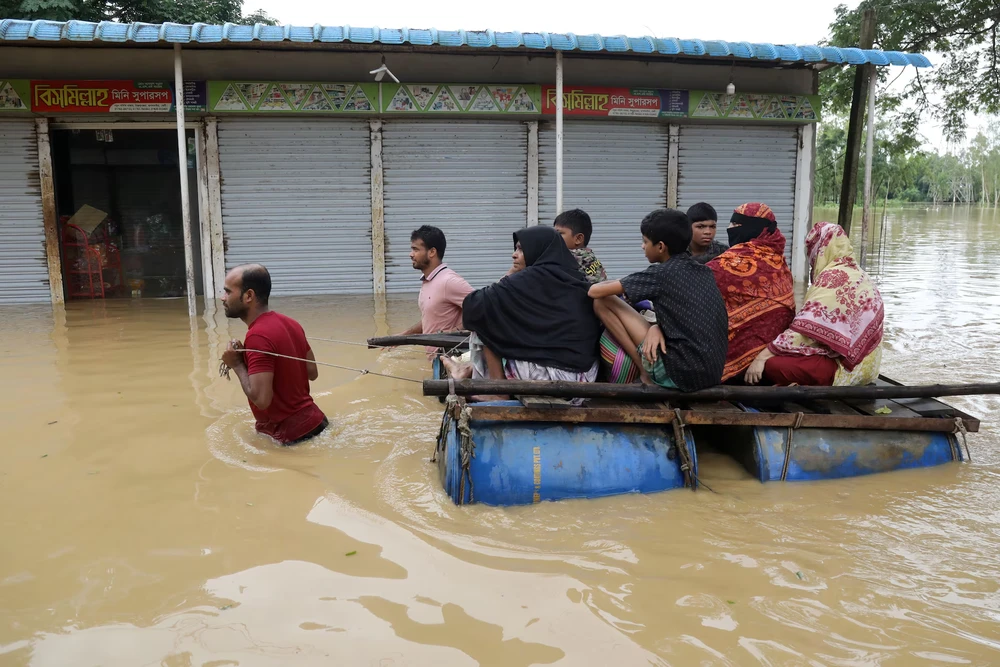 Người dân bị ảnh hưởng vì lũ lụt ở Bangladesh di chuyển đến nơi an toàn ở TP Feni (Bangladesh) ngày 23-8. Ảnh: REUTERS