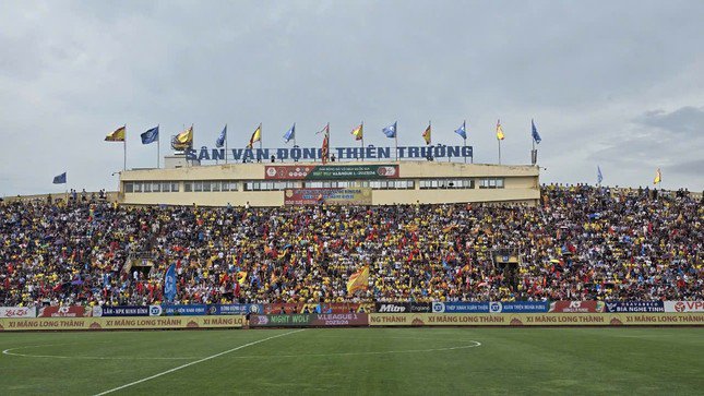 Sân Thiên Trường thiết lập kỷ lục V-League 2023/24 với 25.000 khán giả tới sân ở trận đấu vòng 25 giữa Thép Xanh Nam Định và Khánh Hòa. (Ảnh: Mạnh Thắng)