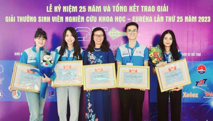 Bách cùng nhóm nghiên cứu và giảng viên hướng dẫn nhận giải thưởng nghiên cứu khoa học Eureka, năm 2023. Ảnh: Nhân vật cung cấp