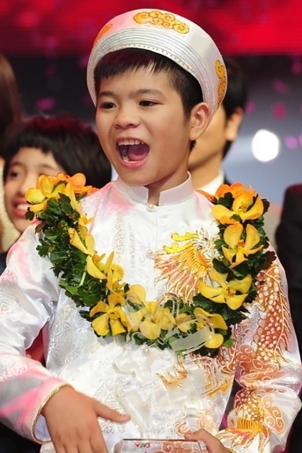 Năm 2013, ở tuổi 12, Quang Anh đoạt quán quân Giọng hát Việt nhí - The Voice Kids mùa đầu. Cậu bé có giọng hát cao, phong cách trình diễn tự tin chinh phục khán giả. Nhiều người còn đồng cảm câu chuyện về hoàn cảnh khó khăn của tài năng nhí. Bố mẹ ly dị, mẹ làm nhiều nghề như lao công, rửa bát thuê, nuôi hai anh em Quang Anh. Từ nhỏ, cậu tham gia đoàn chèo của tỉnh.