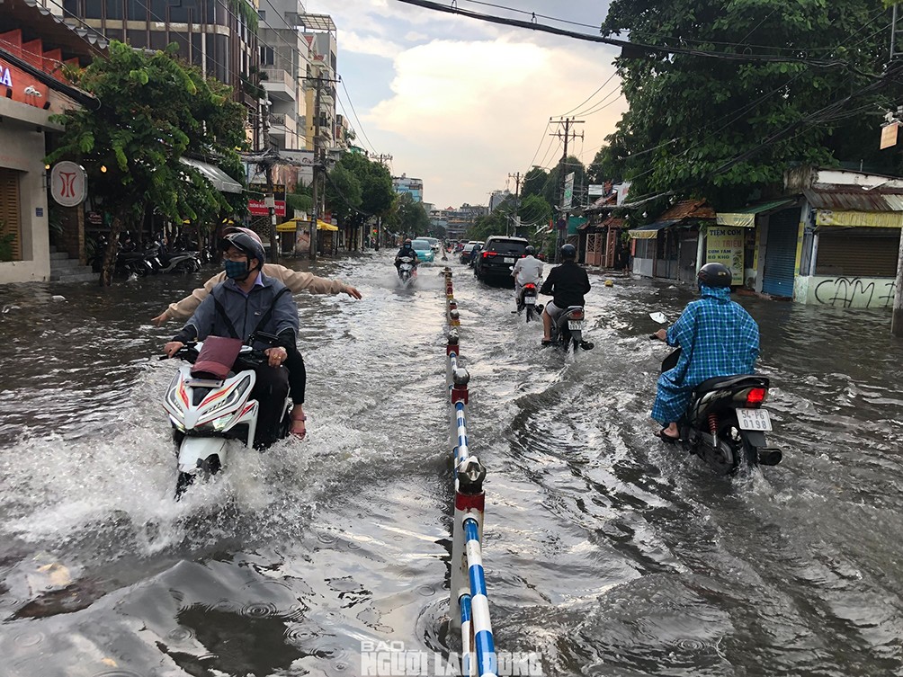 Loạt ảnh đường phố TP HCM mênh mông nước sau trận mưa lớn chiều nay - 9