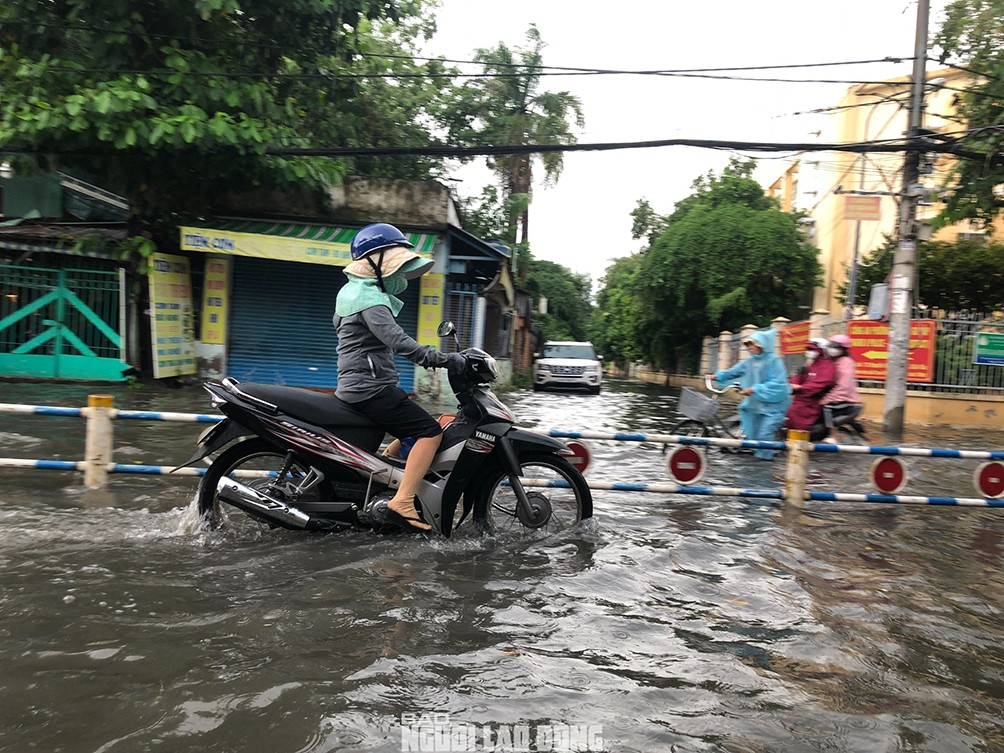 Loạt ảnh đường phố TP HCM mênh mông nước sau trận mưa lớn chiều nay - 11