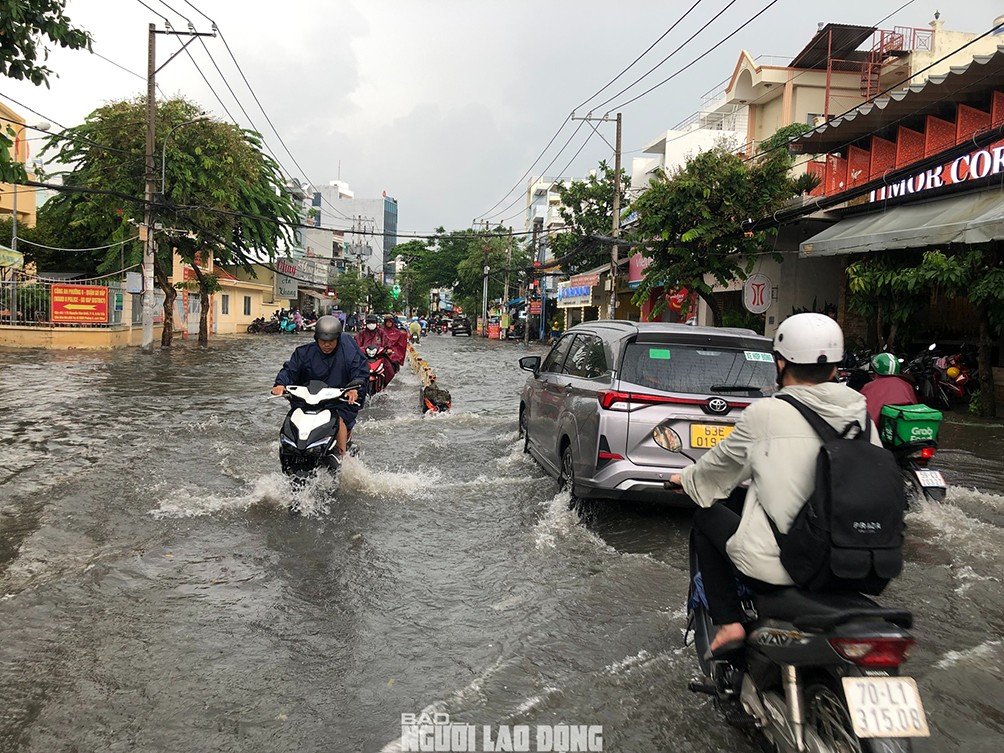 Đường Nguyễn Văn Khối mênh mông nước