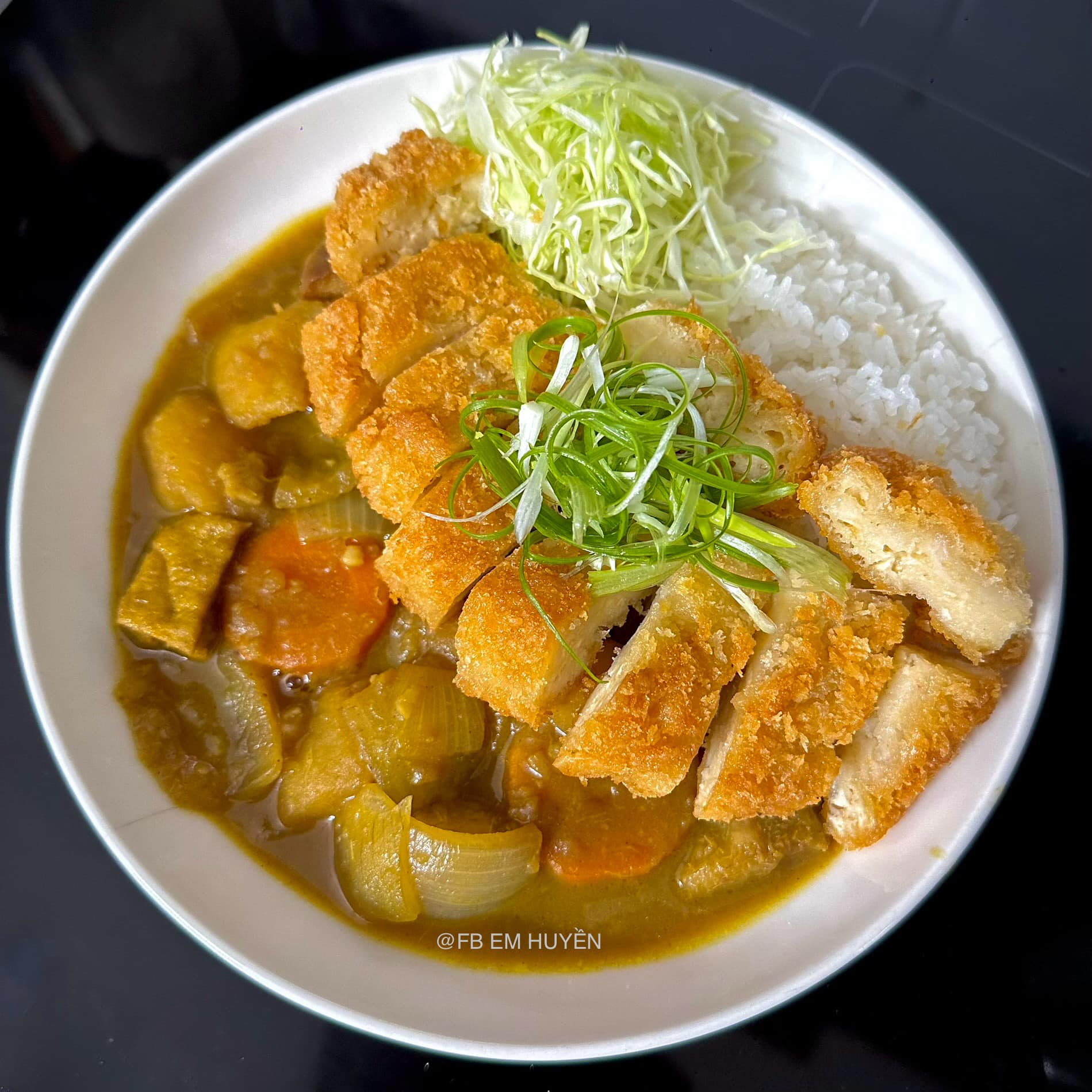 Thành phẩm gồm cơm trắng, cà ri chay, Tonkatsu chay và salad rau bắp cải. Vị thơm ngon của cà ri quyện với miếng Tonkatsu mềm ẩm bên trong, giòn rụm bên ngoài, kết hợp với salad rau bắp cải bào sợi giòn ngọt sẽ khiến đĩa cơm của bạn vô cùng hấp dẫn.