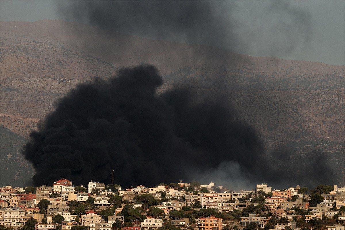 Khói đen bốc lên sau một cuộc không kích của quân Israel vào làng Khiam ở phía nam Lebanon. Ảnh: Aljazeera