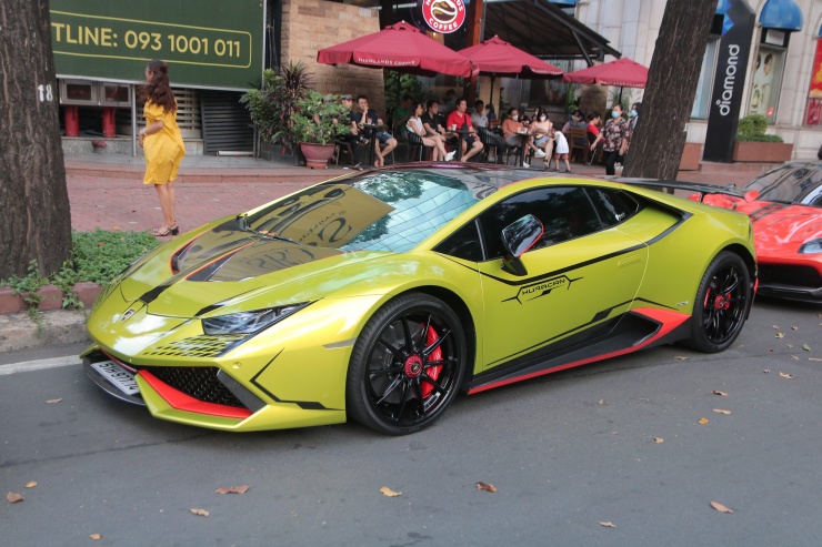 Sau hành trình VietRally vào tháng 4/2021, chiếc siêu xe Anh quốc được thanh lý, dọn đường cho chiếc Lamborghini Huracan LP 610-4 màu đỏ. Chiếc xe này nhanh chóng trở thành “con cưng” của doanh nhân Nguyễn Quốc Vũ khi được nâng cấp nhiều “đồ chơi” hàng hiệu, điển hình như bodykit của Novitec, 1016 Industries và Vorsteiner, trong khi hệ thống ống xả đến từ Ryft.