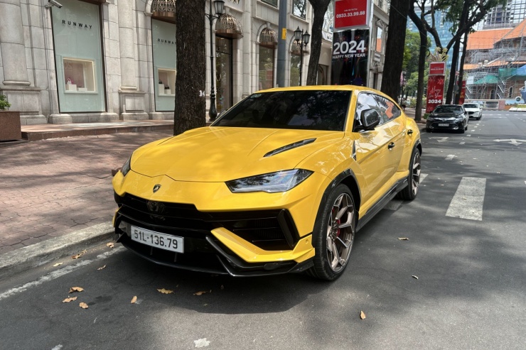 Đến đầu năm nay, chiếc SUV nước Đức được thanh lý, thay bằng chiếc Lamborghini Urus Performante, vốn là phiên bản hiệu năng cao của dòng Urus. Doanh nhân này tiết lộ, 21,5 tỷ đồng là số tiền ông phải bỏ ra để sở hữu chiếc xe này. Hiện nay, Urus Performante đang được phân phối chính hãng với mức giá khởi điểm từ 16,5 tỷ đồng.