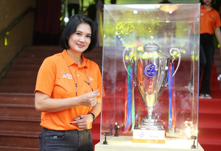  Tài năng và xinh đẹp, Kim Huệ chính là Hoa khôi đầu tiên của VTV Cup năm 2004. Ngoài ra, cựu tay đập Bộ  Tư lệnh thông tin (nay là Binh chủng Thông tin) cũng nhận hai giải Hoa khôi quốc tế khác.  